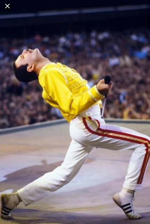 1986 年,牙叔在皇后乐队 the magic tour 欧洲巡回演唱会上