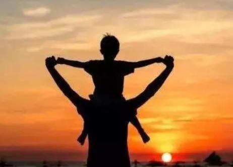 男子父亲因病住院，跨年夜独坐病床前饮酒：希望新的一年早日康复休闲区蓝鸢梦想 - Www.slyday.coM