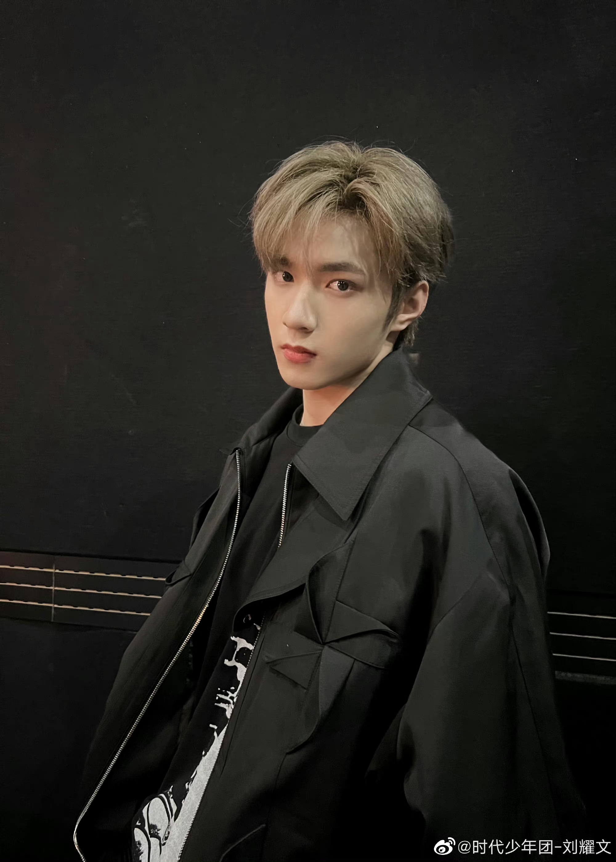 刘耀文全黑造型随拍～ 黄发文哥简直不要太帅!__财经头条