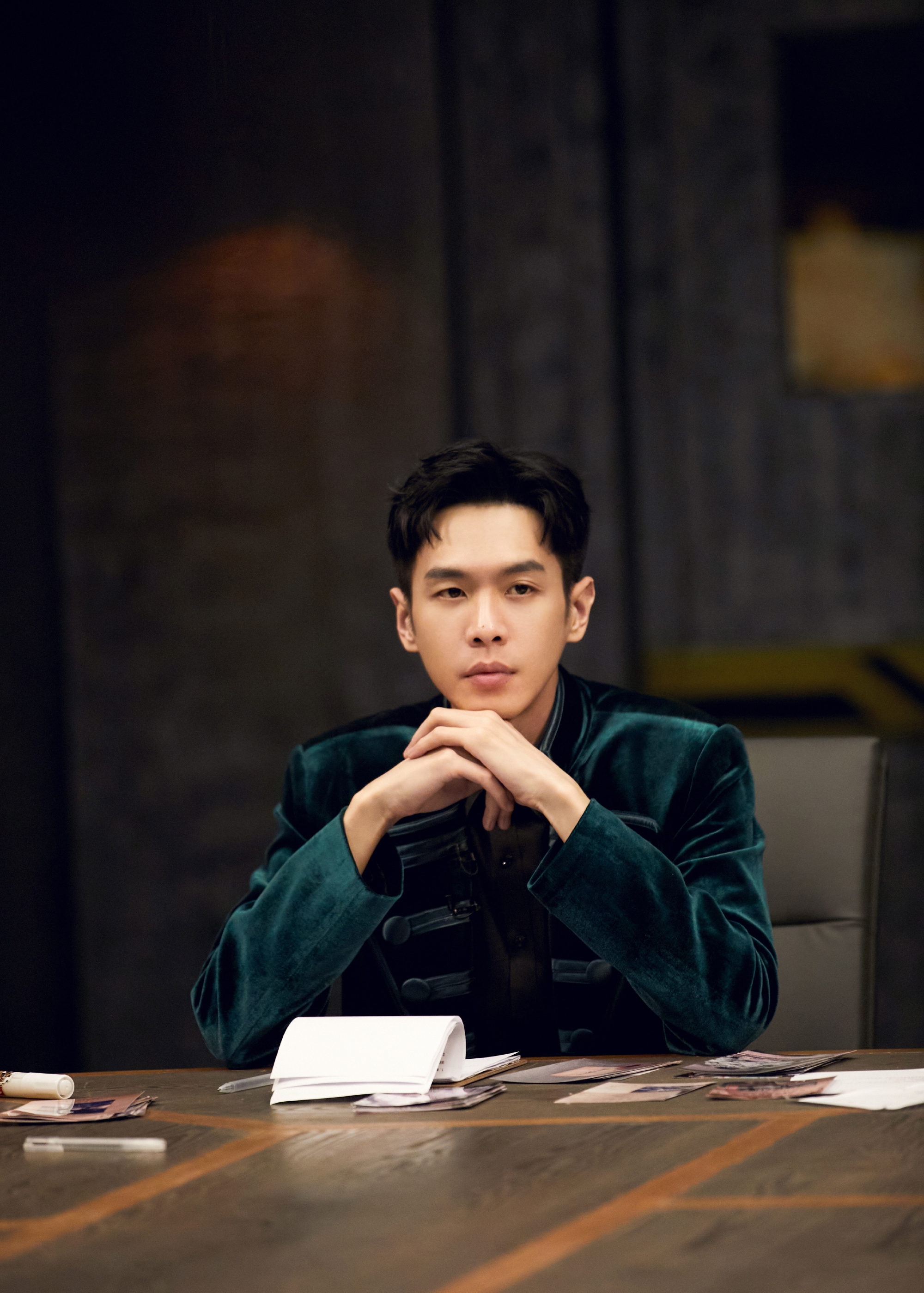 《大侦探7》中张若昀的丝绒绿色大衣造型好帅……__财经头条