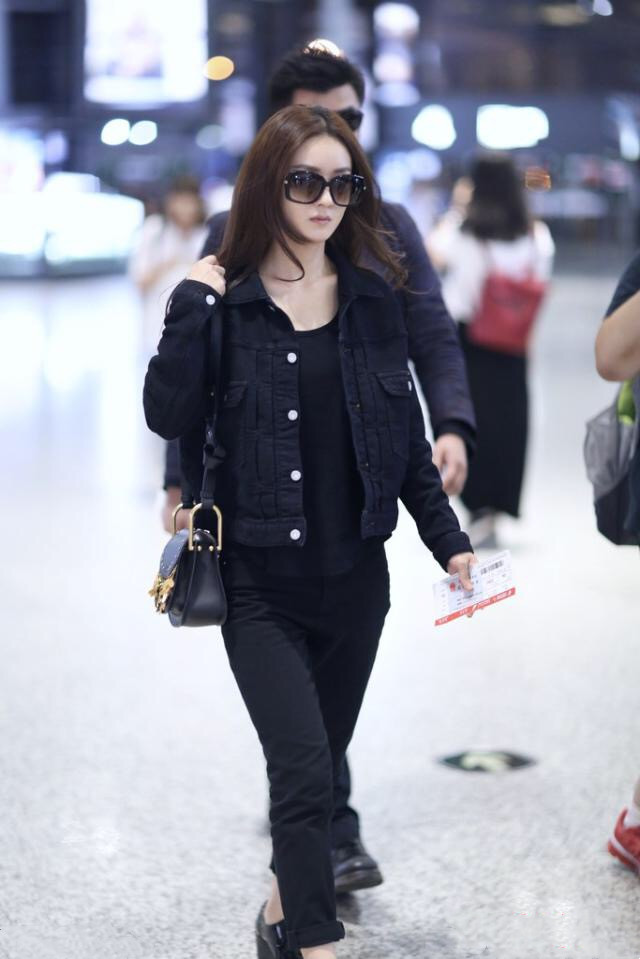 赵丽颖机场赶时髦,瘦小身材戴墨镜硬凹大姐大,配牛仔外套还挺酷