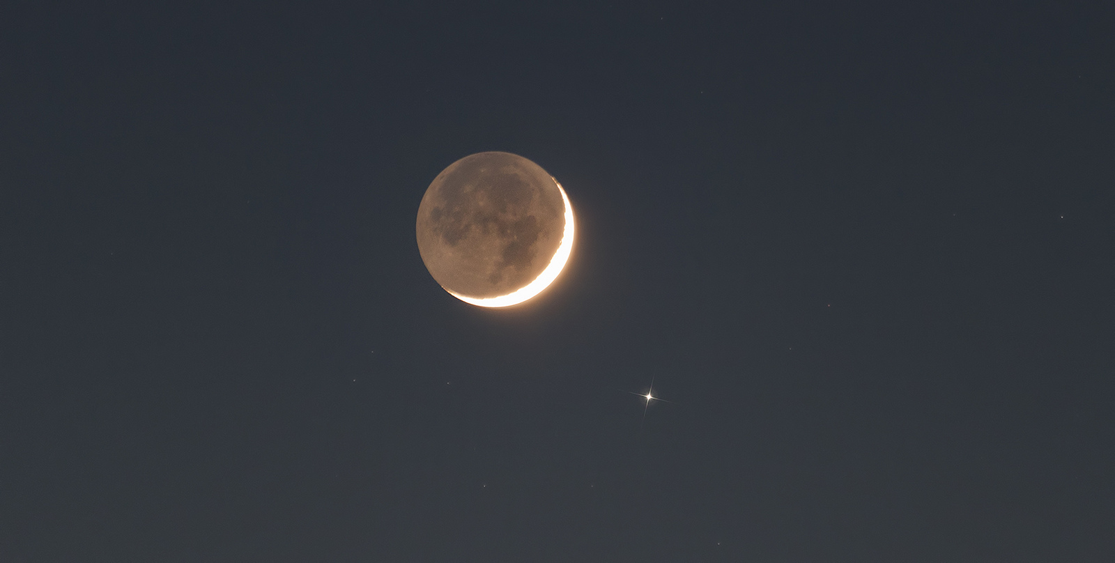 图解:星星伴月,与图文无关在天亮之前,恒星心宿二位于月亮的左下角不