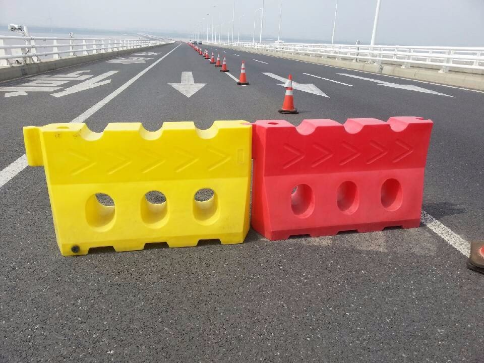 马路上用于分割路面或拦路的塑料障碍物叫「水马」……_高清图集_新浪