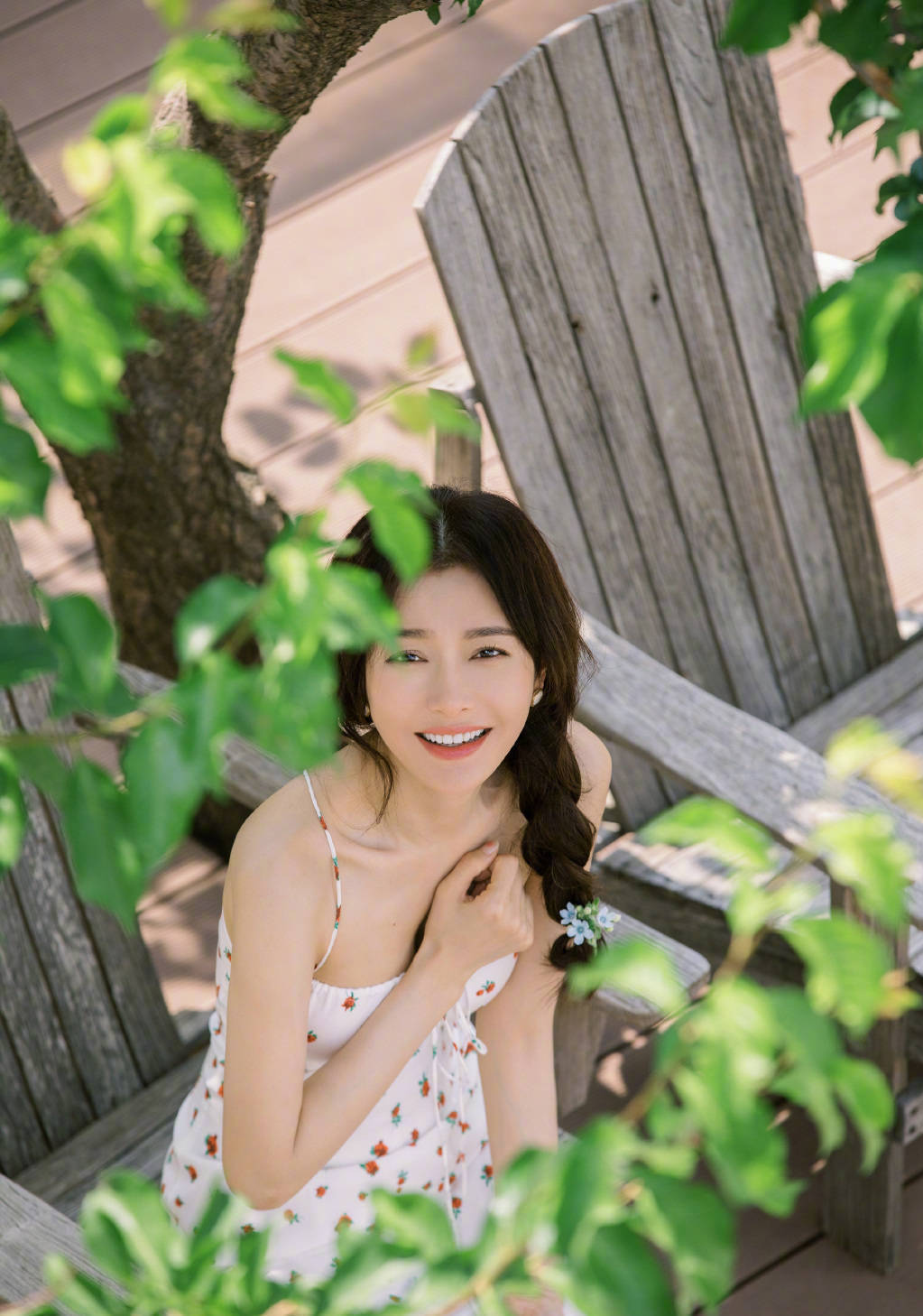 秦岚 身穿碎花吊带裙身材曼妙,梳着麻花辫对镜灿笑……__财经头条