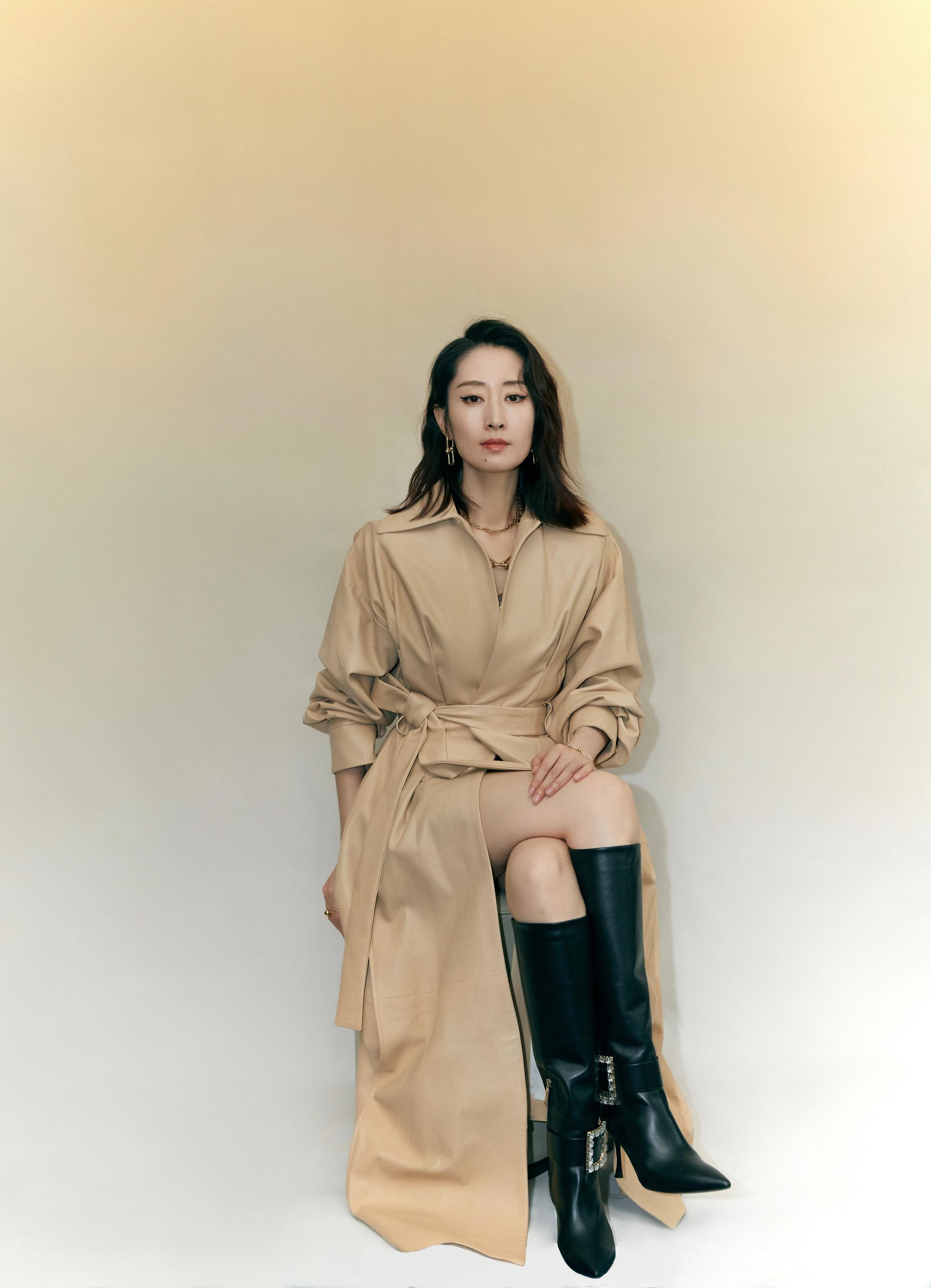 刘敏涛93 身着黑色短裙搭配roger vivier黑色高跟长靴,亮相昨晚天猫