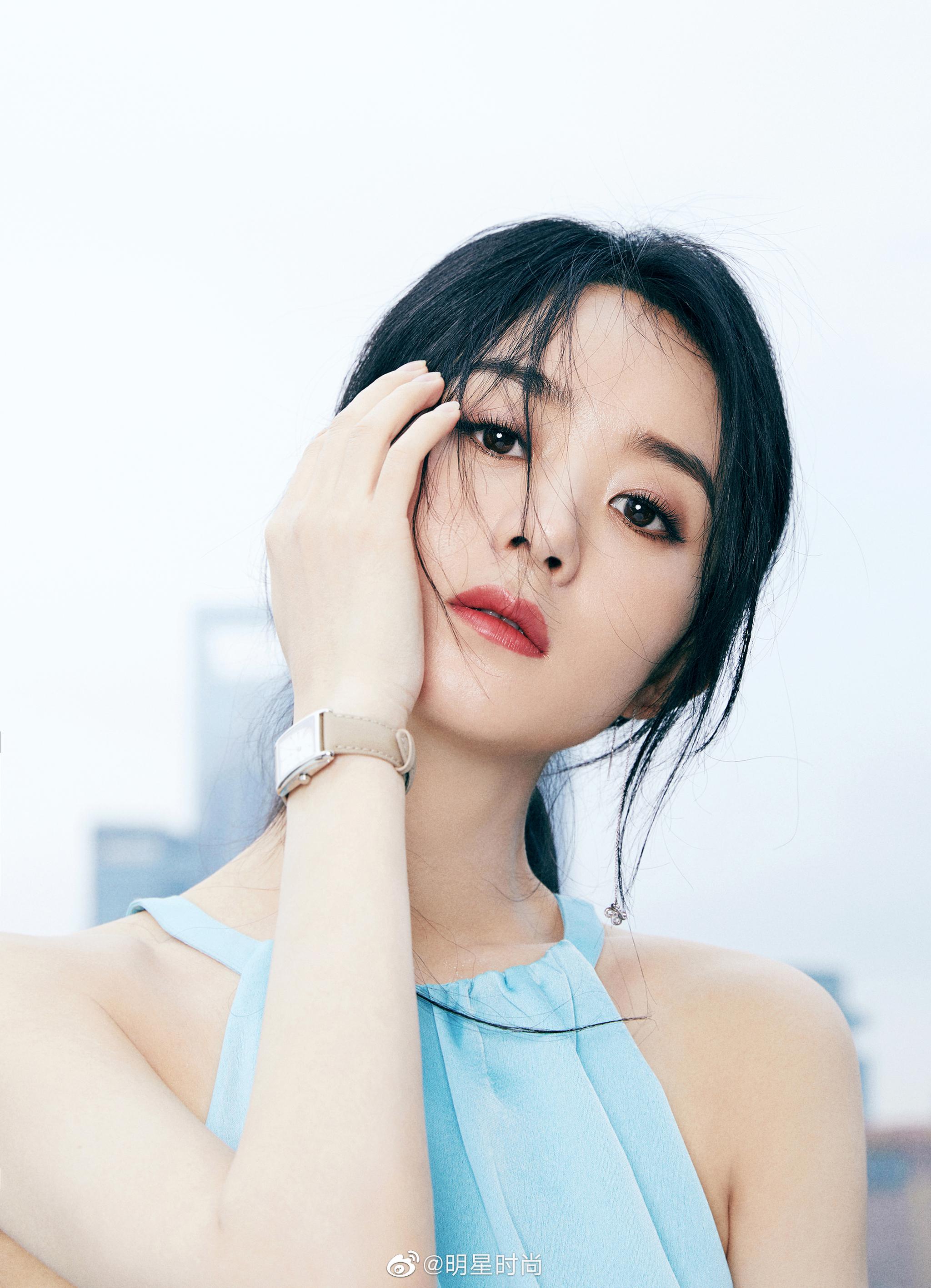 赵丽颖最新营业图,水蓝色礼服裙优雅不失甜美,绑带勾勒小蛮腰