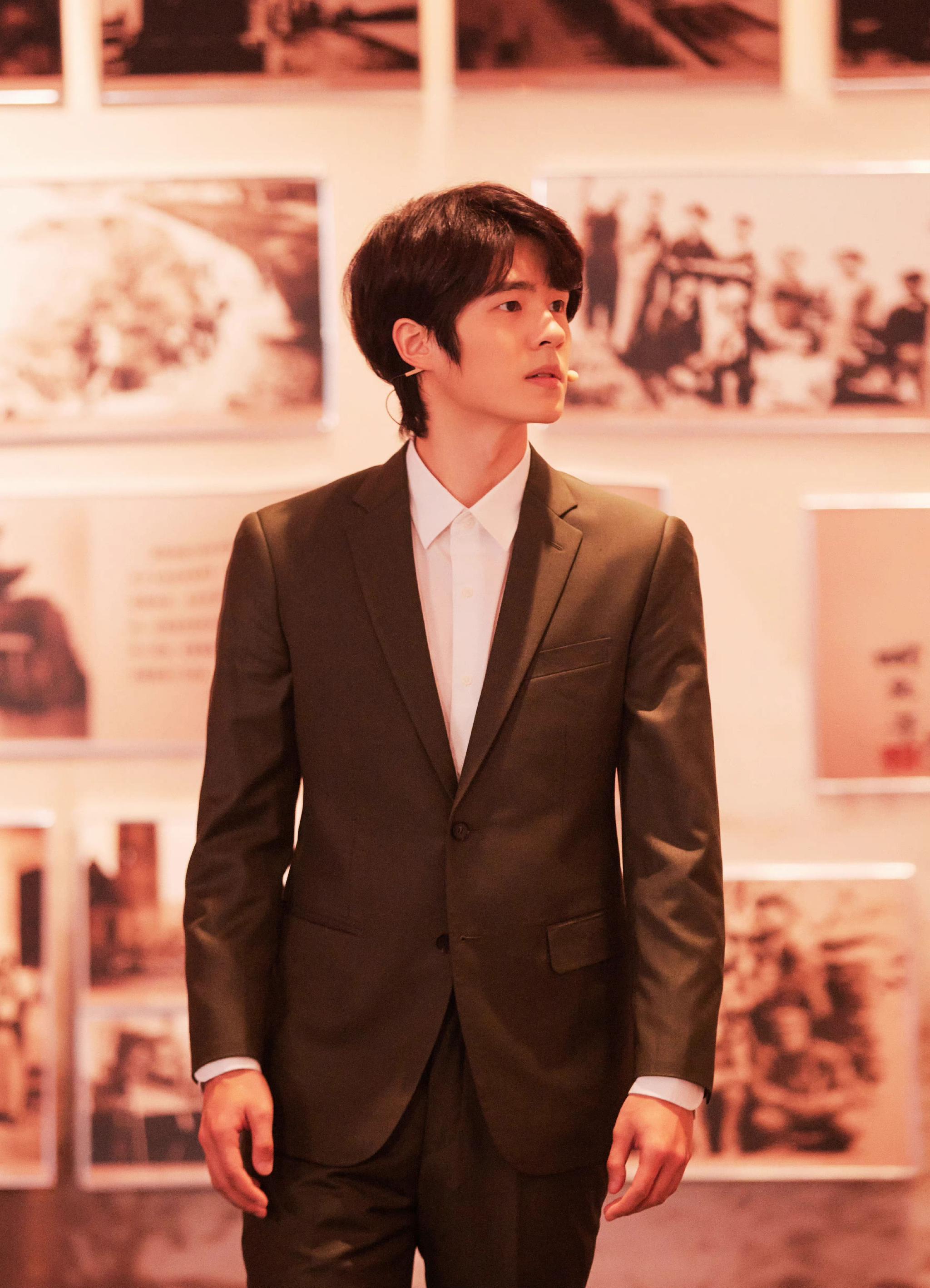 留长发的刘昊然有点知性