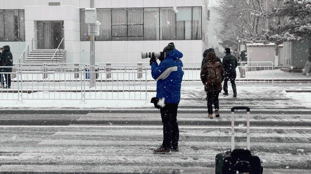 冬奥赛场内外，堆雪人大赛开始了！外国记者说：“下雪的北京非常美”休闲区蓝鸢梦想 - Www.slyday.coM