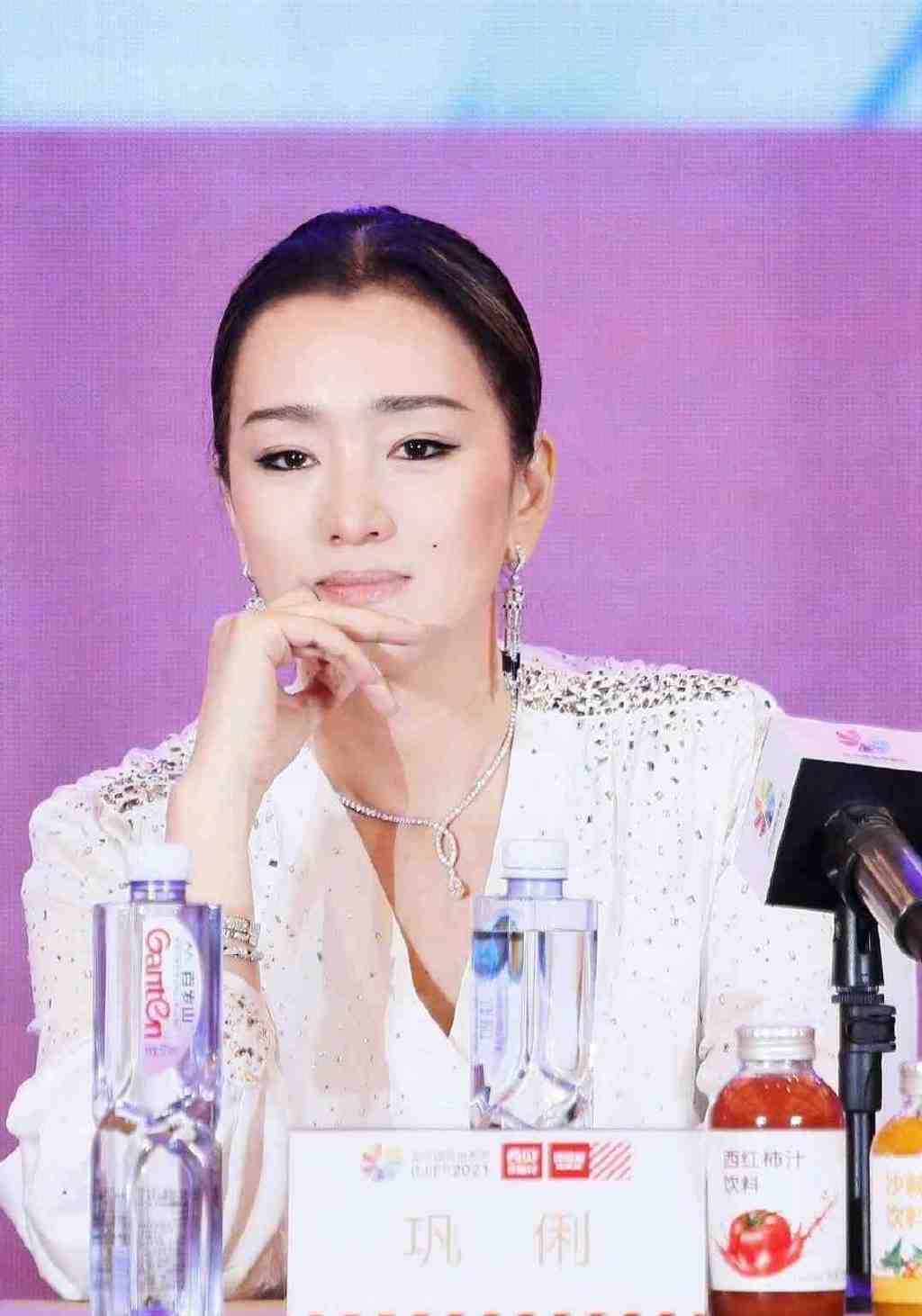 巩俐和74岁老公亮相巴黎时装周！她穿毛毛衣老公戴墨镜，太般配了休闲区蓝鸢梦想 - Www.slyday.coM