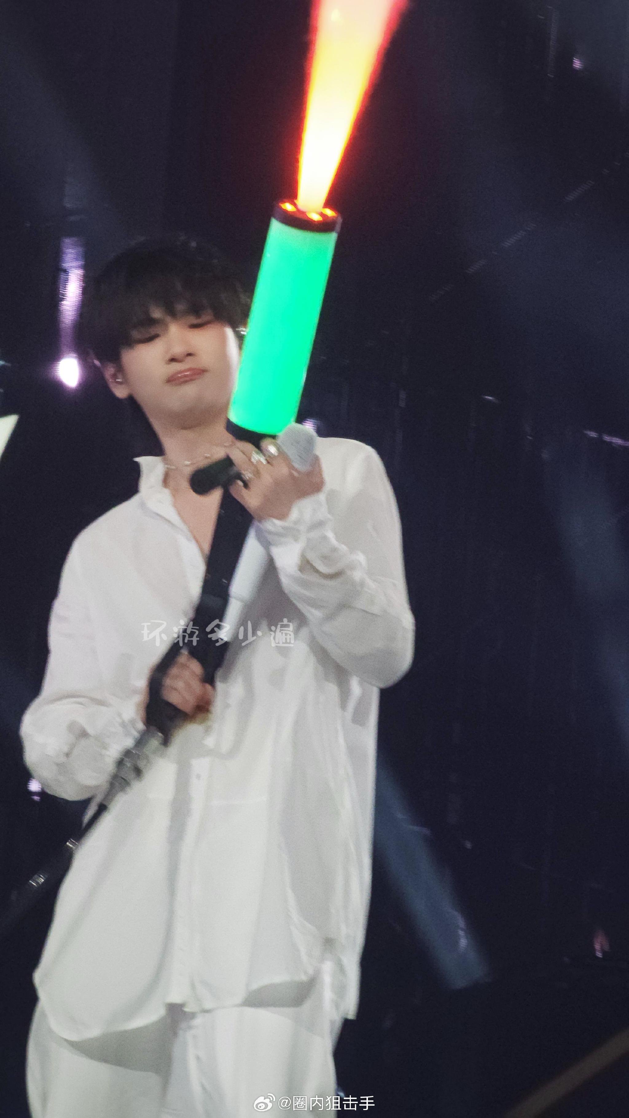 周震南身着无袖灯球背心,舞台上展现肌肉线条,帅气十足!