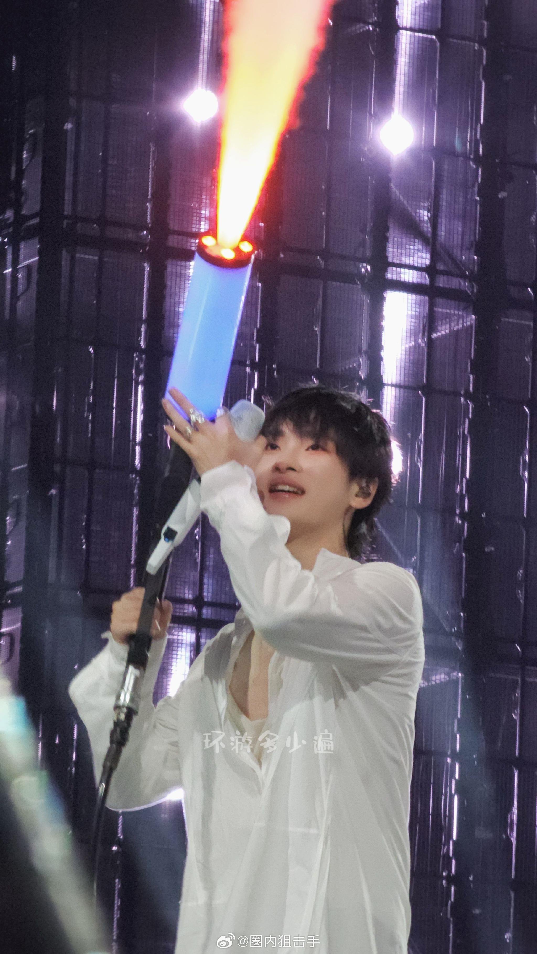 周震南身着无袖灯球背心,舞台上展现肌肉线条,帅气十足!