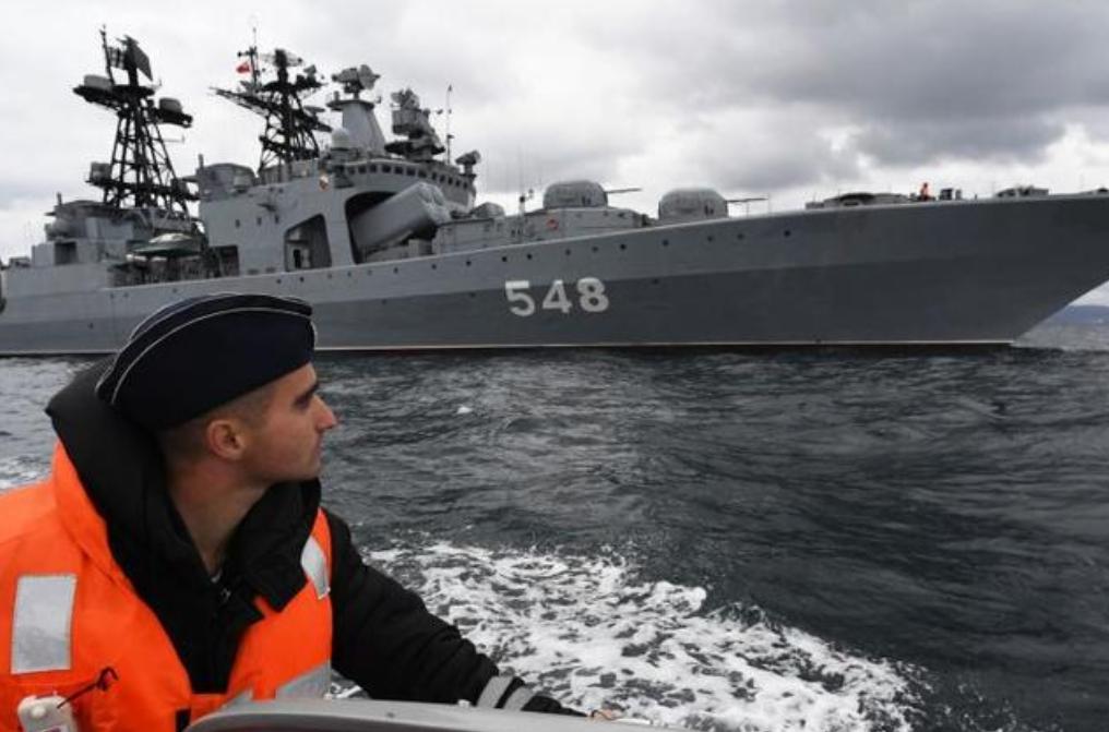 中俄在通过津轻海峡，在日本海亮剑，日本监视中俄军舰行动休闲区蓝鸢梦想 - Www.slyday.coM