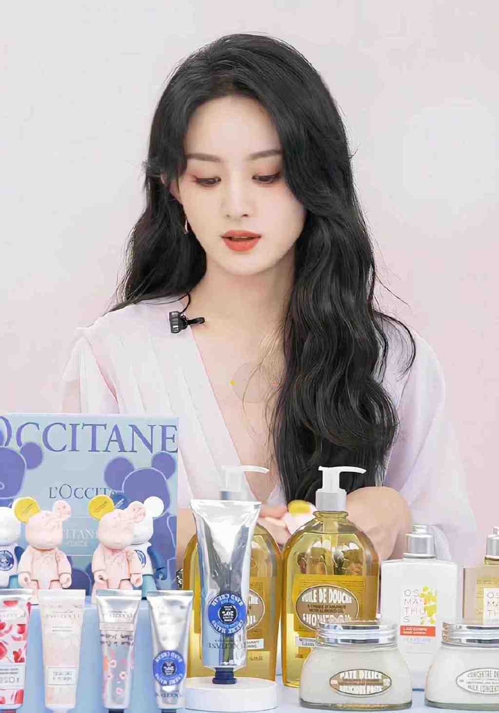 赵丽颖又一次封神亮相!金九封面造型火了,把蝴蝶鲜花全穿在身上休闲区蓝鸢梦想 - Www.slyday.coM 赵丽颖又一次封神亮相!金九封面造型火了,把蝴蝶鲜花全穿在身上休闲区蓝鸢梦想 - Www.slyday.coM