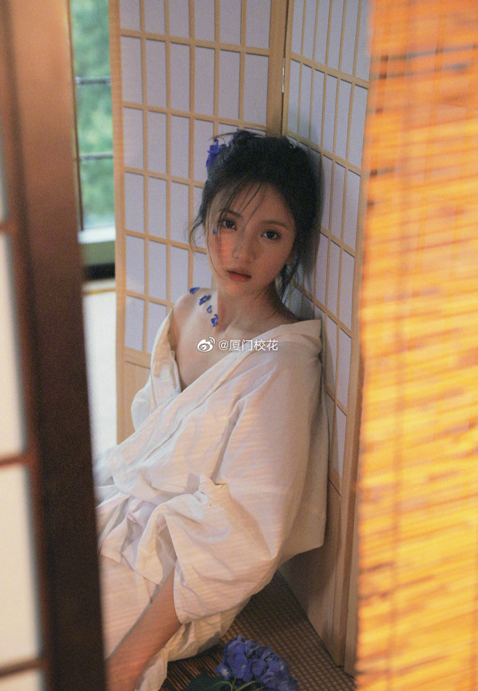 她叫王千千00年就读于安徽职业技术学院身高171cm