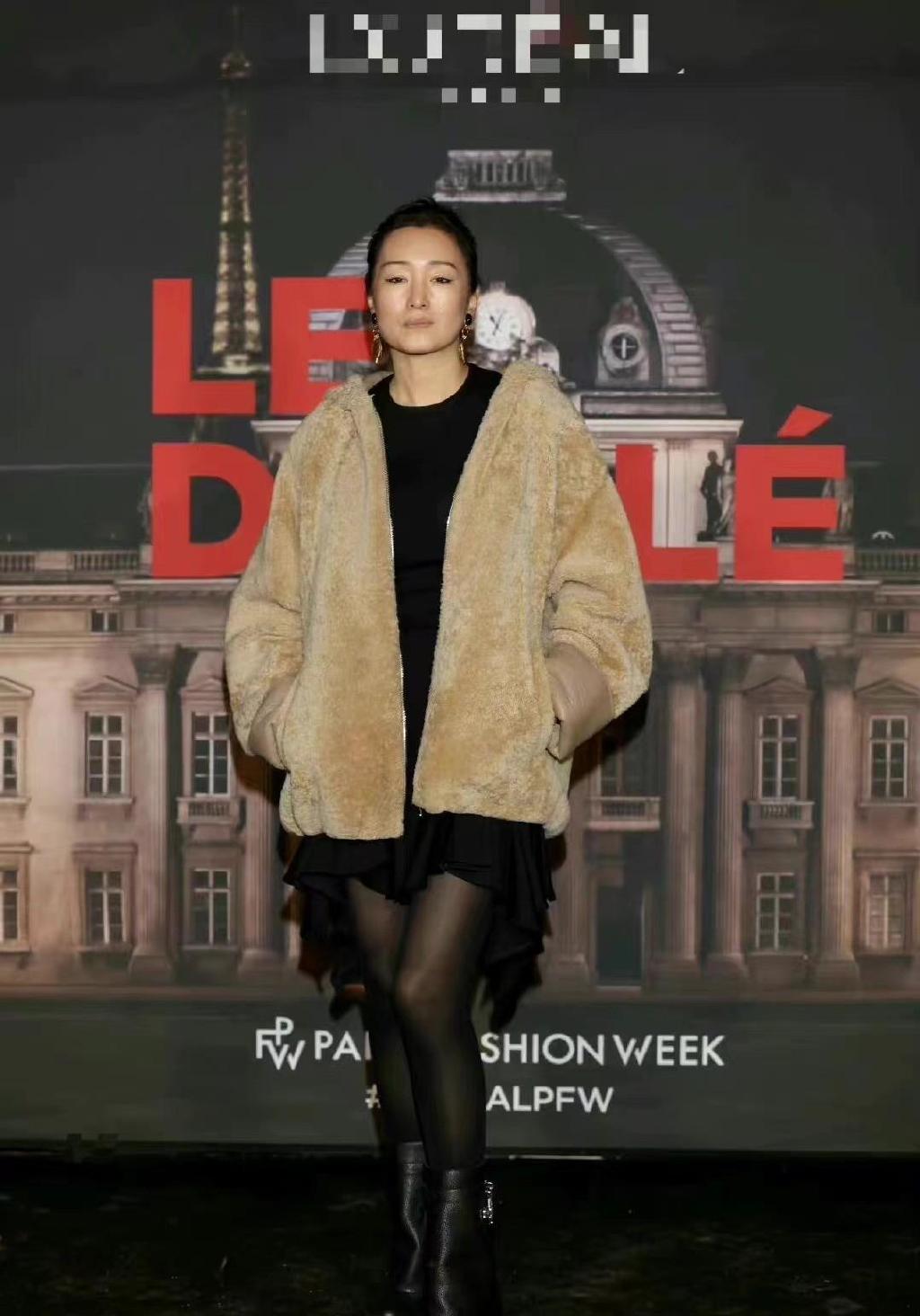 巩俐和74岁老公亮相巴黎时装周！她穿毛毛衣老公戴墨镜，太般配了休闲区蓝鸢梦想 - Www.slyday.coM