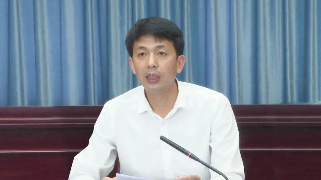 中共腾冲市委副书记,市长杨艳龙主持会议,对我市当前疫情防控工作进行