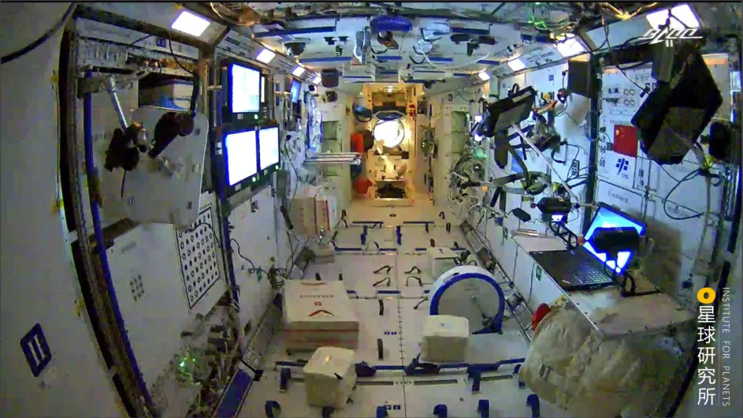 摄影师@中国载人航天)内部的空间相当宽敞整个核心舱长度达到16