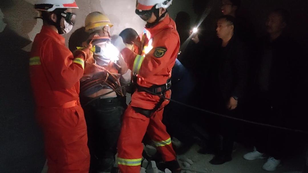 30米高空钢丝绳突然断裂贵州一地紧急救援