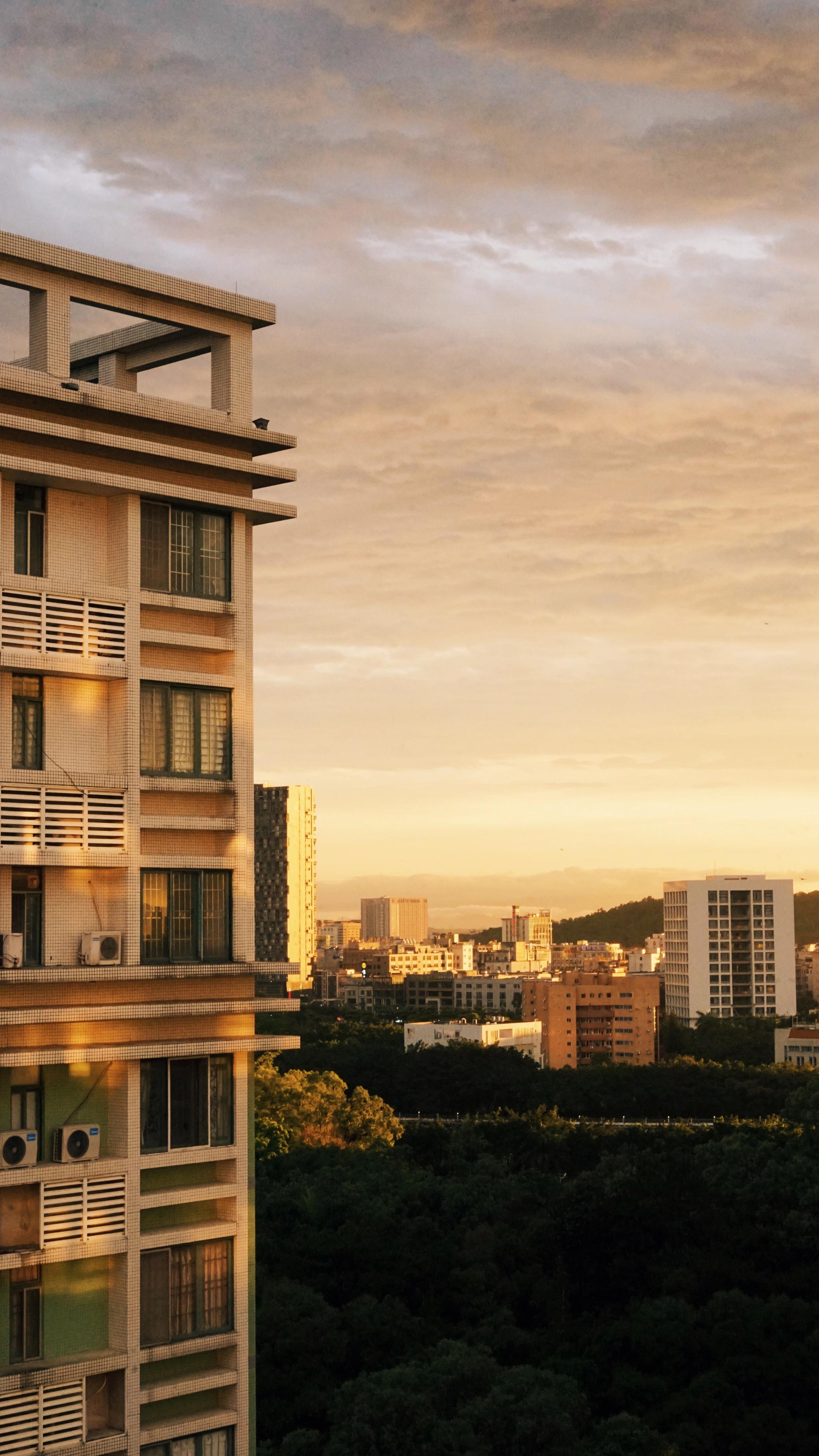 雨后的黄昏,刺眼的光芒透过城市的建筑.