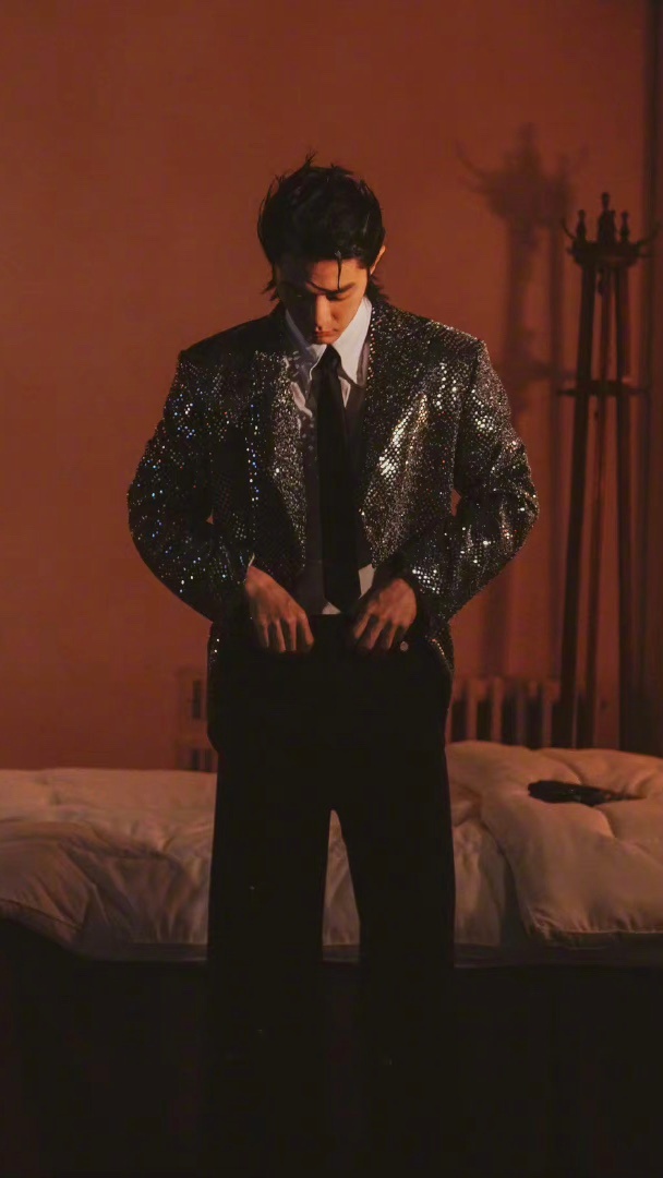 肖战最新一组gq封面大片的随拍图集