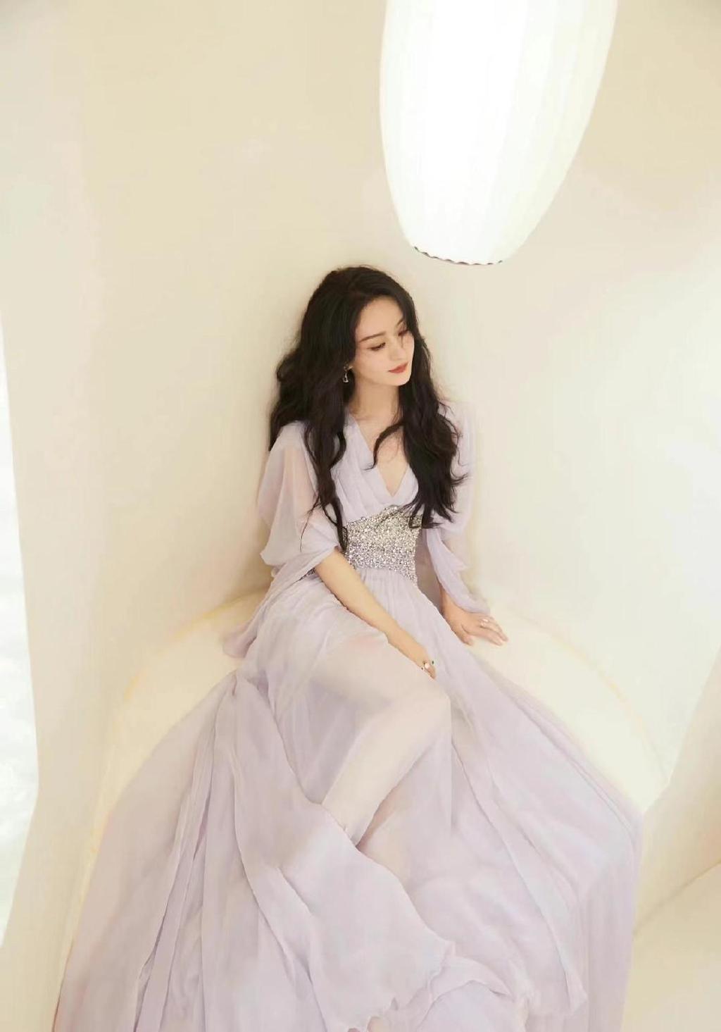 赵丽颖又一次封神亮相!金九封面造型火了,把蝴蝶鲜花全穿在身上休闲区蓝鸢梦想 - Www.slyday.coM 赵丽颖又一次封神亮相!金九封面造型火了,把蝴蝶鲜花全穿在身上休闲区蓝鸢梦想 - Www.slyday.coM