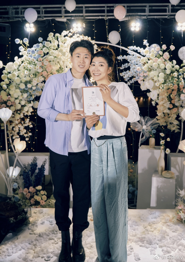 徐梦桃王心迪领证,两人穿国家队队服现身民政局,婚纱照幸福洋溢休闲区蓝鸢梦想 - Www.slyday.coM 徐梦桃王心迪领证,两人穿国家队队服现身民政局,婚纱照幸福洋溢休闲区蓝鸢梦想 - Www.slyday.coM