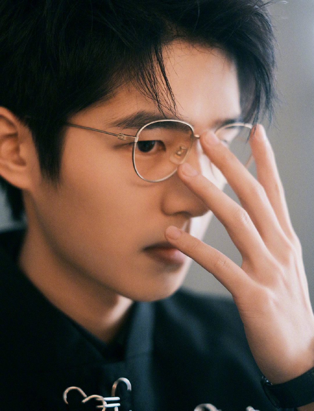 刘昊然戴金边眼镜,剪影勾勒完美侧颜