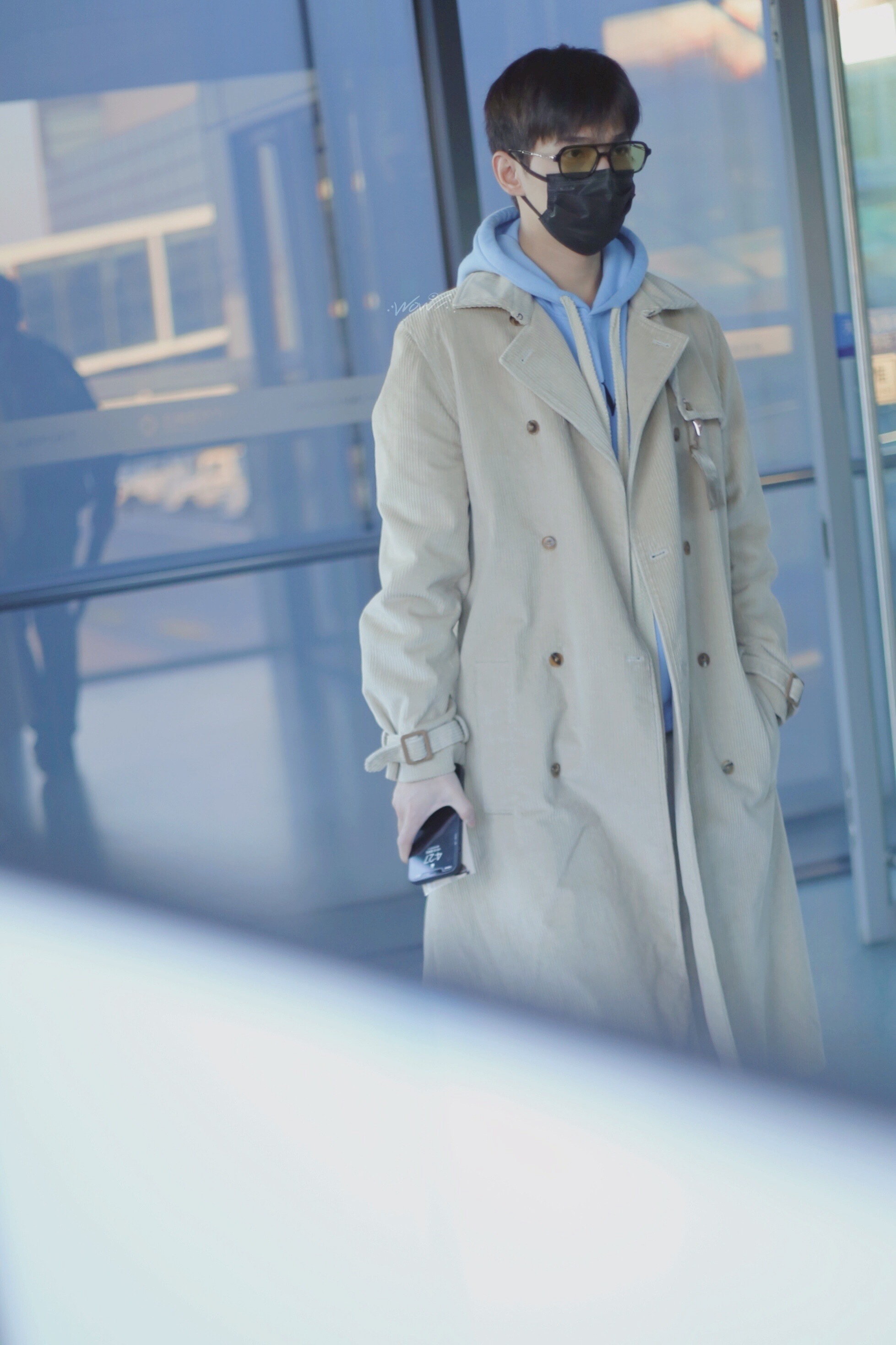 杨洋今日份机场饭拍图 身穿浅色条绒大衣 蓝色卫衣的新鲜咩