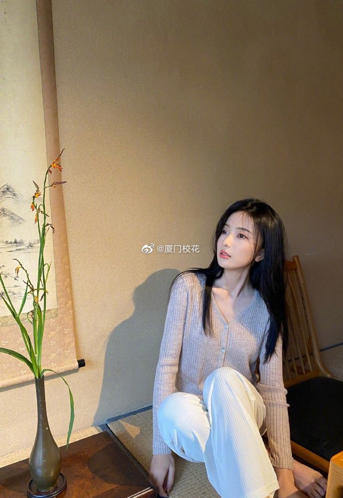 她叫王千千00年就读于安徽职业技术学院身高171cm