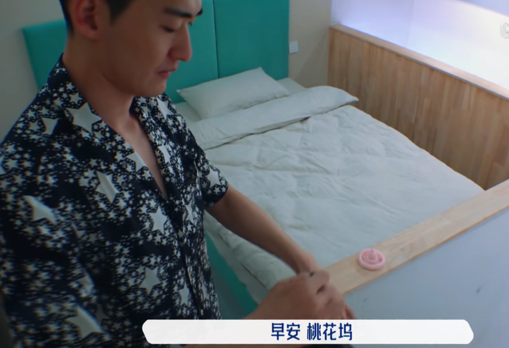 明星入住一晚房间有多乱不同拖鞋各一只桌子和床成杂货铺