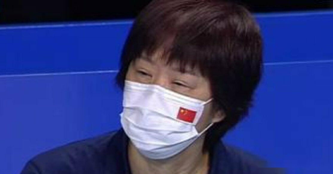 郎平眼睛肿了!球迷:心疼郎导,恨铁不成钢!朱婷等人出征意大利