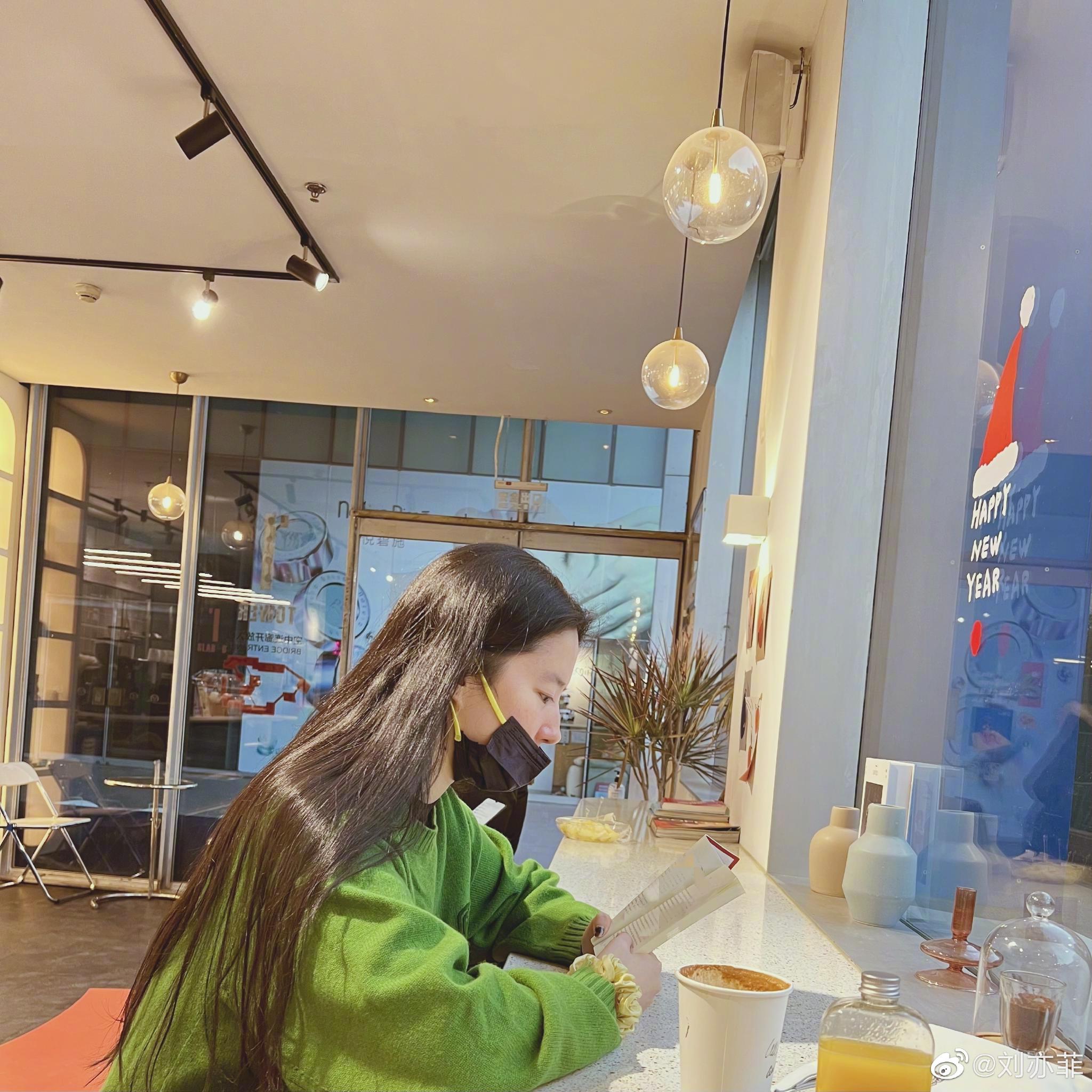 刘亦菲晒喝咖啡随拍_高清图集_新浪网