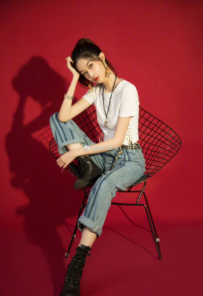 她叫李嘉怡,99年,就读于南京艺术学院,身高175cm