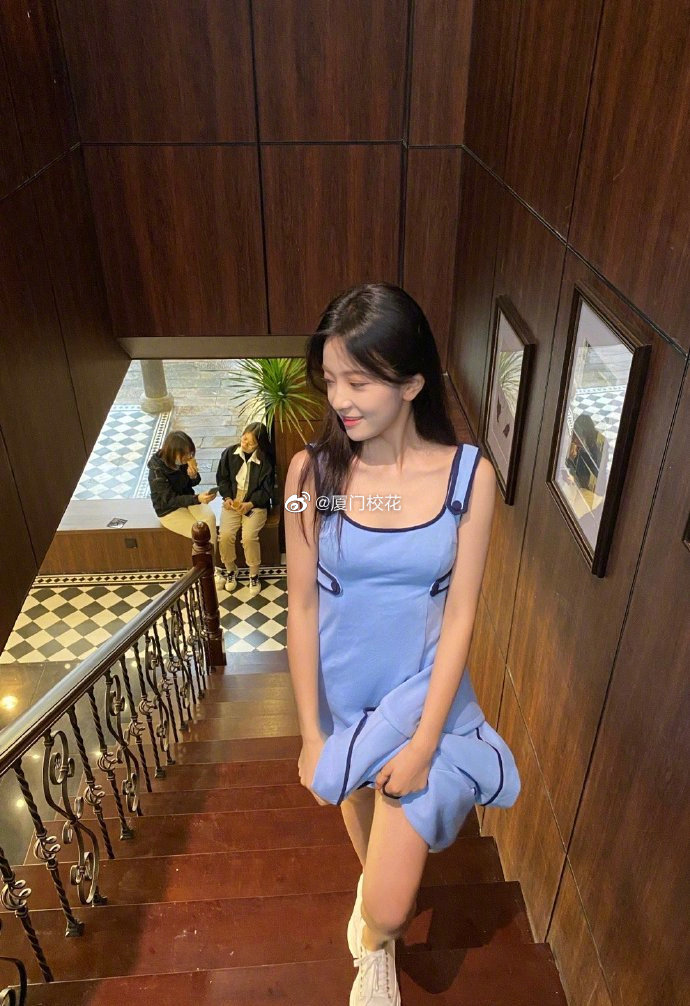 她叫王千千00年就读于安徽职业技术学院身高171cm