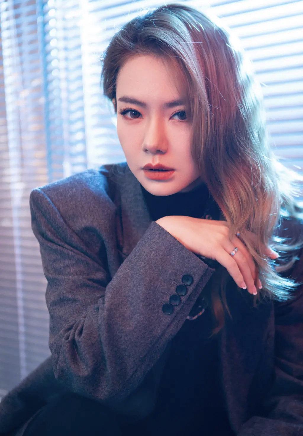 戚薇深灰色西服外套搭配黑色长裤,金色长发亮眼十足,尽显酷帅风