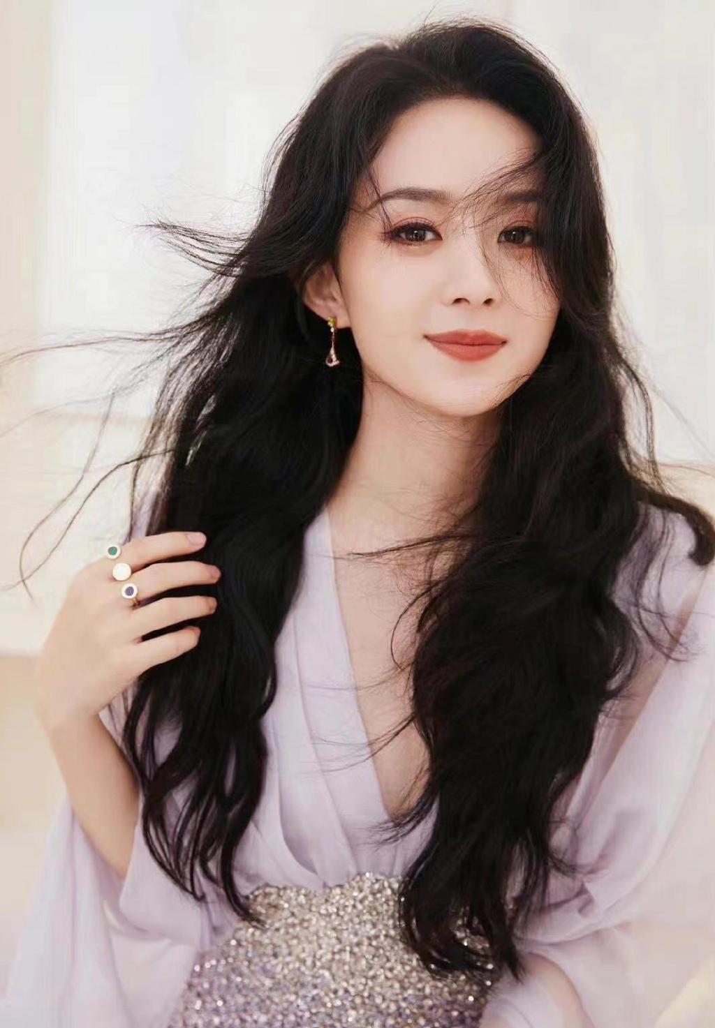 赵丽颖又一次封神亮相!金九封面造型火了,把蝴蝶鲜花全穿在身上休闲区蓝鸢梦想 - Www.slyday.coM 赵丽颖又一次封神亮相!金九封面造型火了,把蝴蝶鲜花全穿在身上休闲区蓝鸢梦想 - Www.slyday.coM