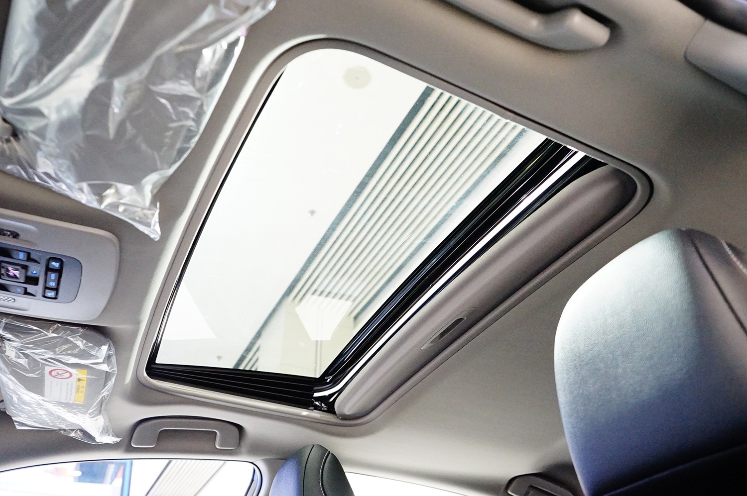 5l(含双擎)豪华版和旗舰版配备可开启全景电动天窗,采光效果会更加