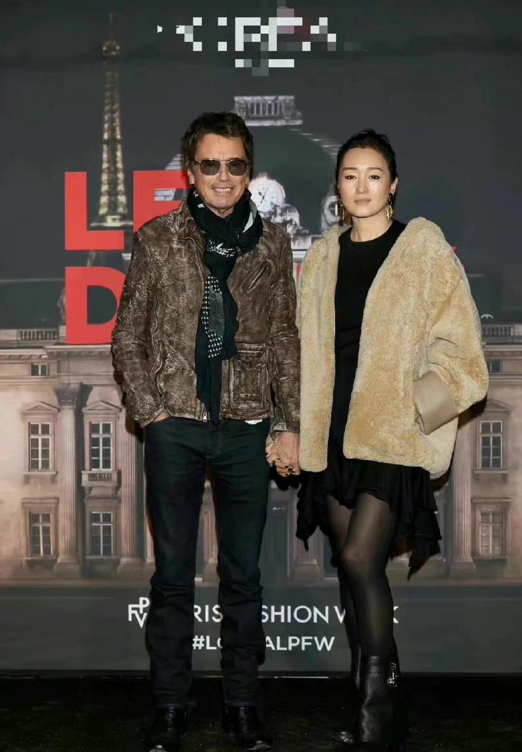 巩俐和74岁老公亮相巴黎时装周！她穿毛毛衣老公戴墨镜，太般配了休闲区蓝鸢梦想 - Www.slyday.coM