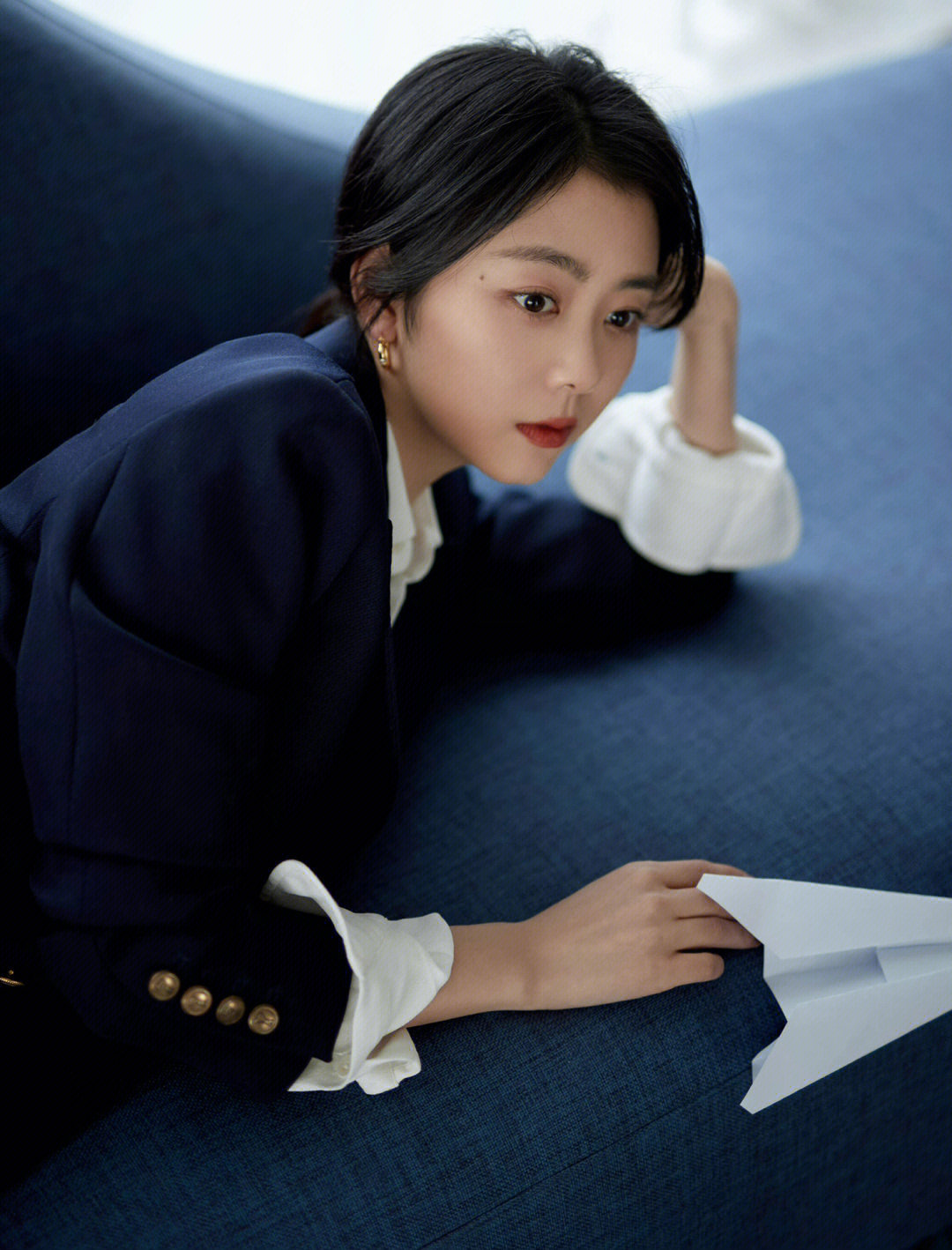 谭松韵《向风而行》氛围感大片|||清爽飒气……__财经头条