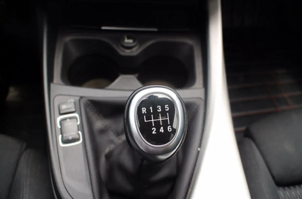 普通轿车油箱多少升油耗在多少