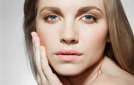 想要皮肤又水又白又弹 其实一点儿也不难 美白补水护肤品套装推荐休闲区蓝鸢梦想 - Www.slyday.coM 想要皮肤又水又白又弹 其实一点儿也不难 美白补水护肤品套装推荐休闲区蓝鸢梦想 - Www.slyday.coM