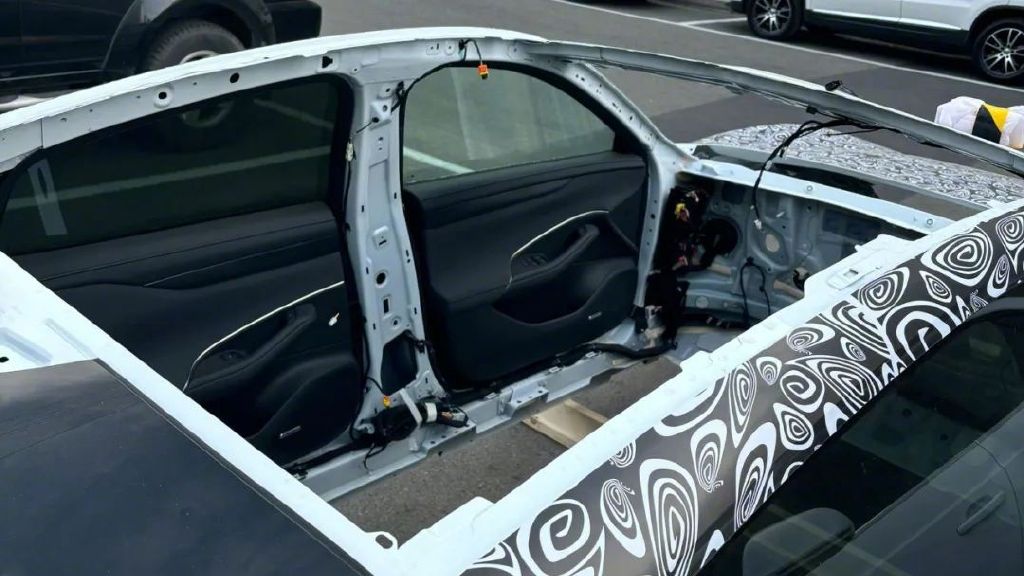 小米汽车白车身曝光年轻人的第一台轿跑