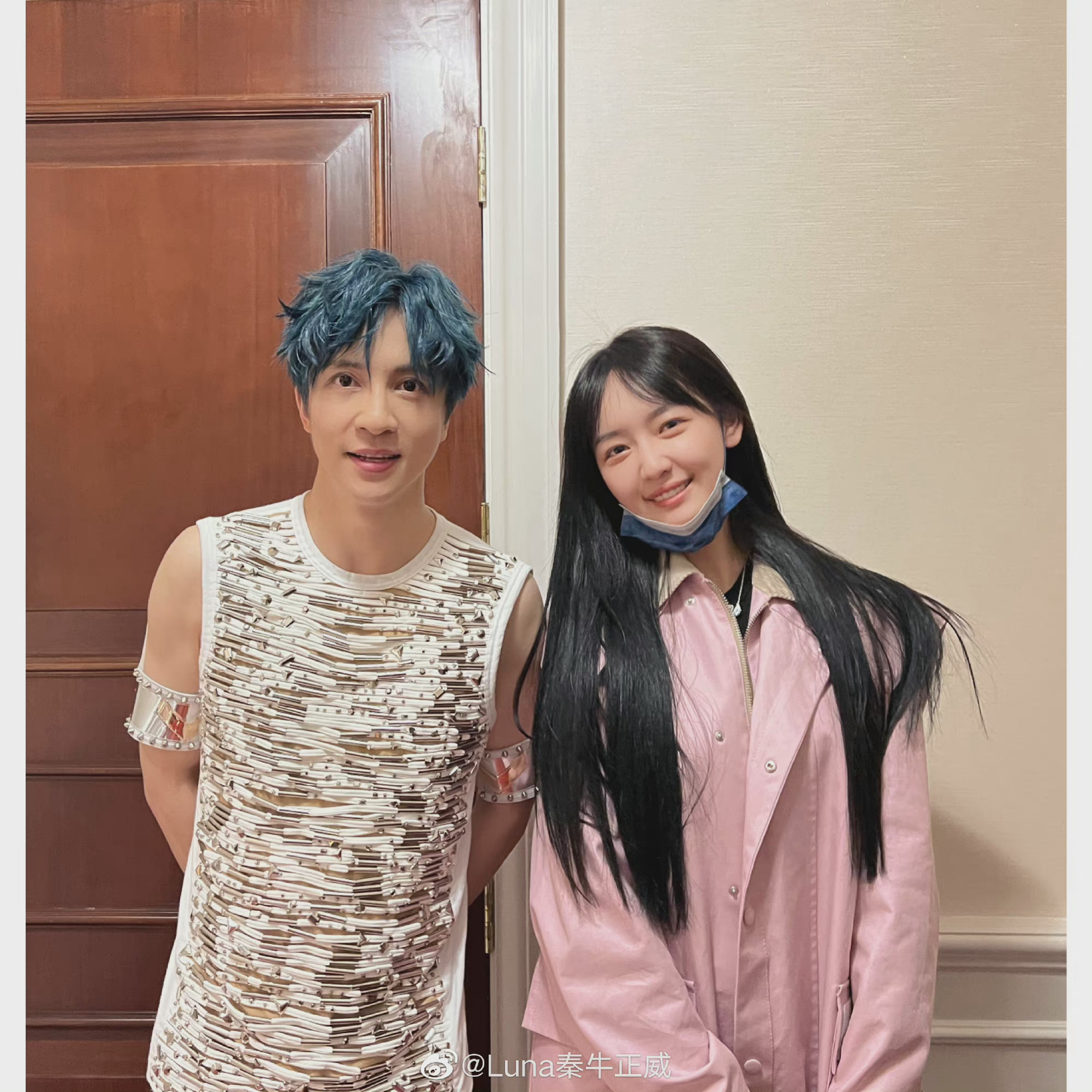 秦牛正威晒与薛之谦合照,妹妹去老薛演唱会现场啦……_高清图集_新浪