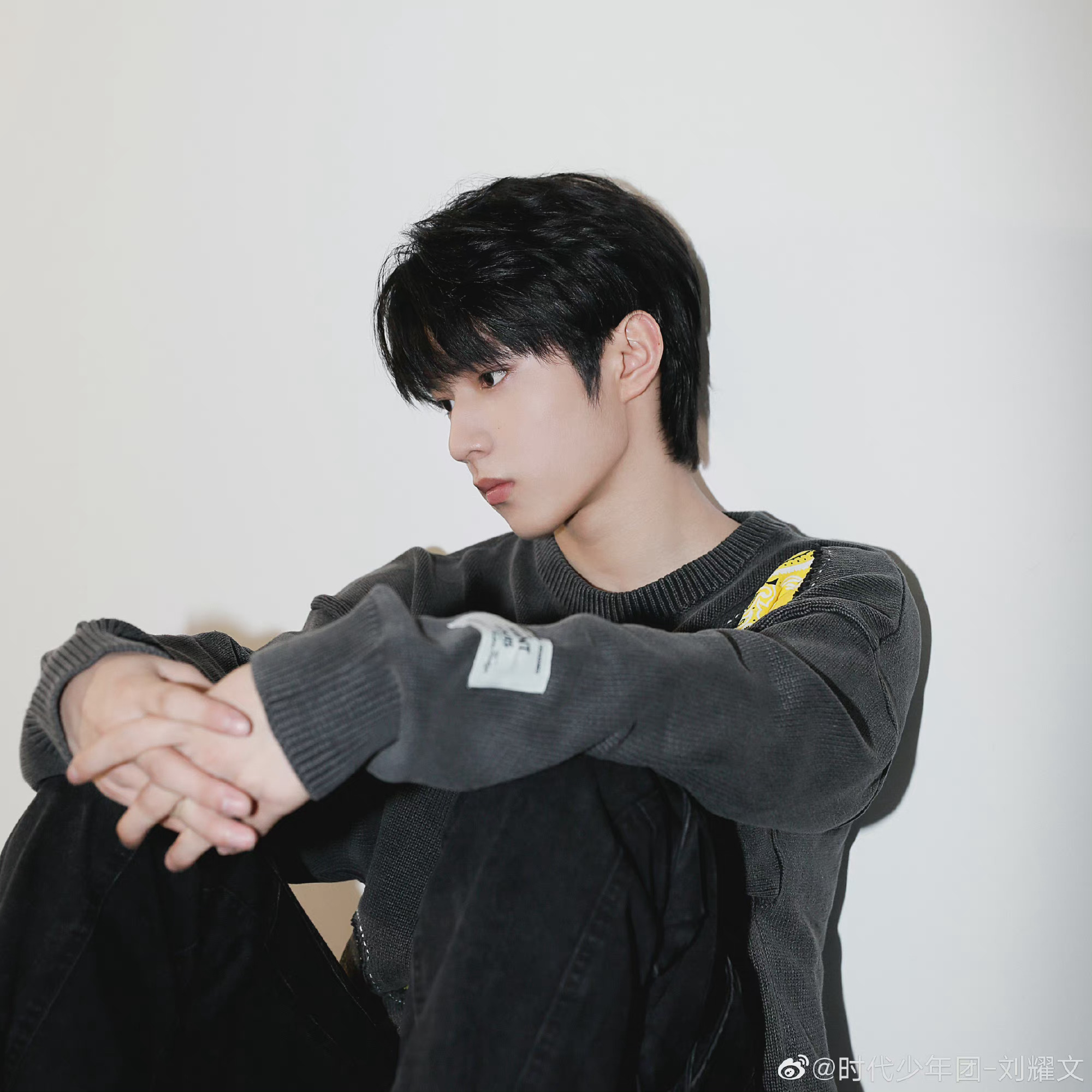 刘耀文更新了一组酷飒滑板写真空间太小施展不开啊