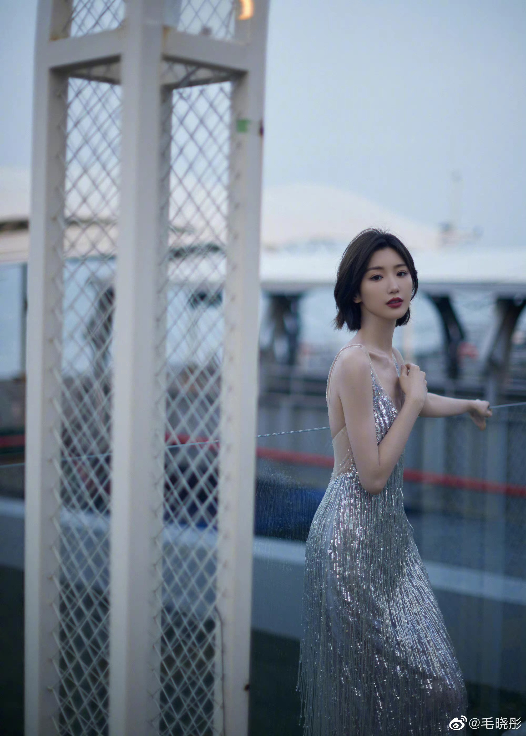 毛晓彤银色流苏亮片裙造型大片～ 姐姐的美背斯哈斯哈