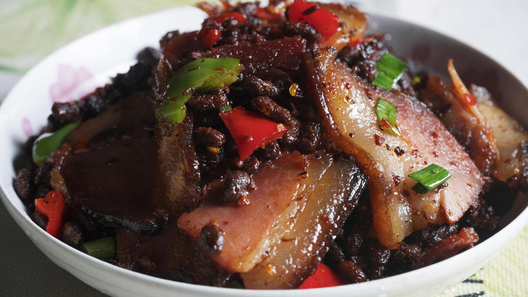 豆豉搭配腊肉的香味,炒一炒,不需要放其他任何调料,可根据个人口味加