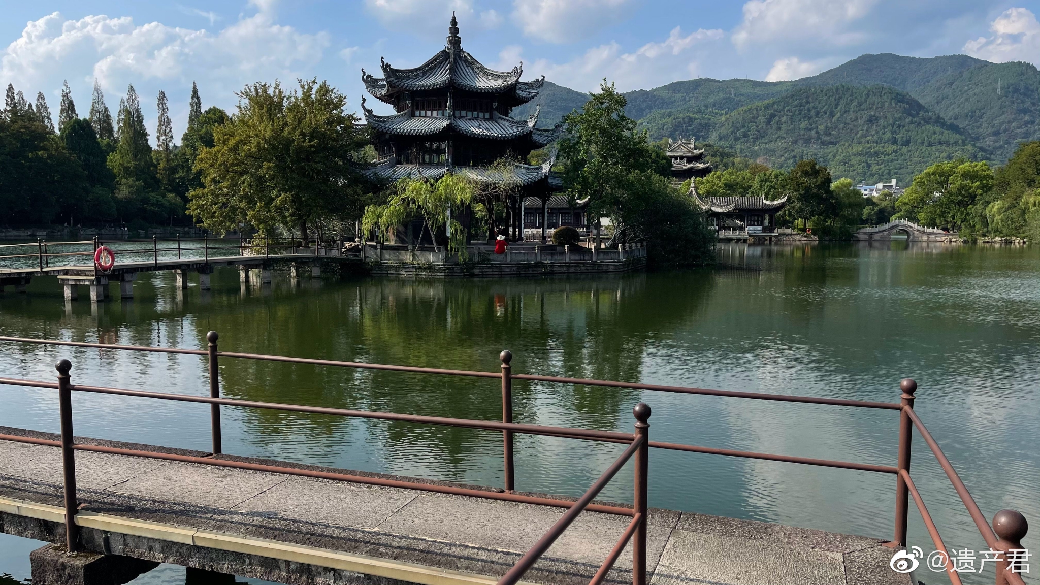 台州临海东湖,民国初年铁铸的护栏,近百年的历史……__财经头条