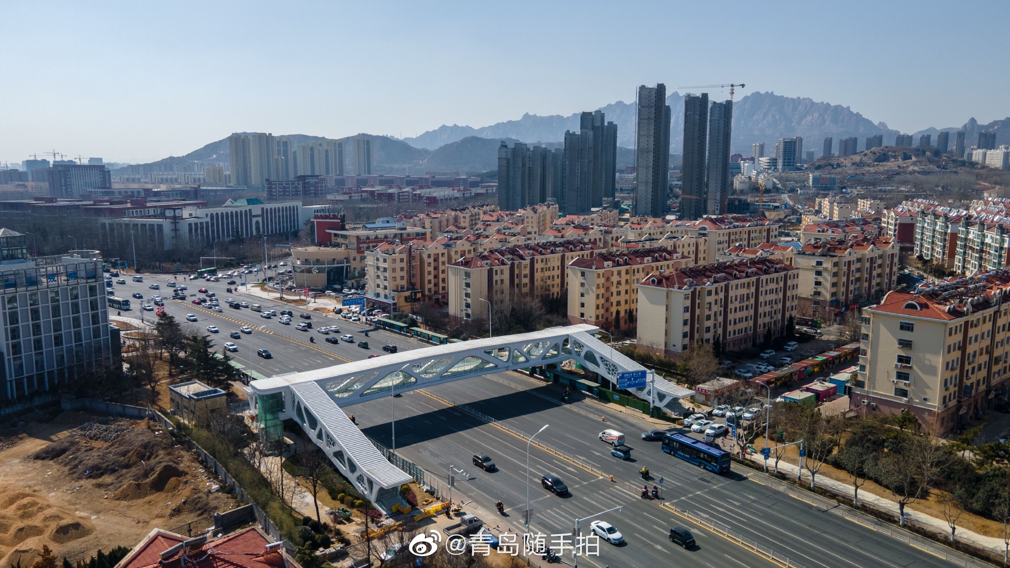 一步步见证岛城又一网红打卡地“江山路过街天桥”的竣工……__财经头条