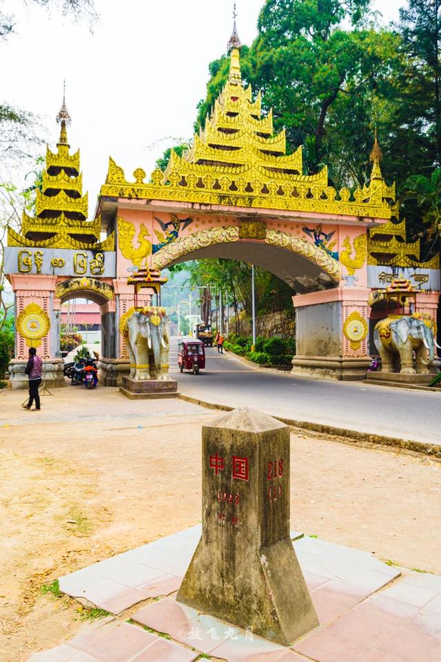 云南西双版纳这个口岸,河对面就是缅甸大金塔,和孔雀拍照免费
