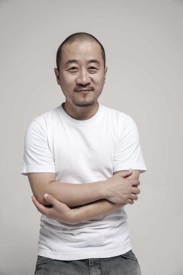 73岁李保田一家近照,妻子年轻时也是大美人,儿媳颜值太漂亮